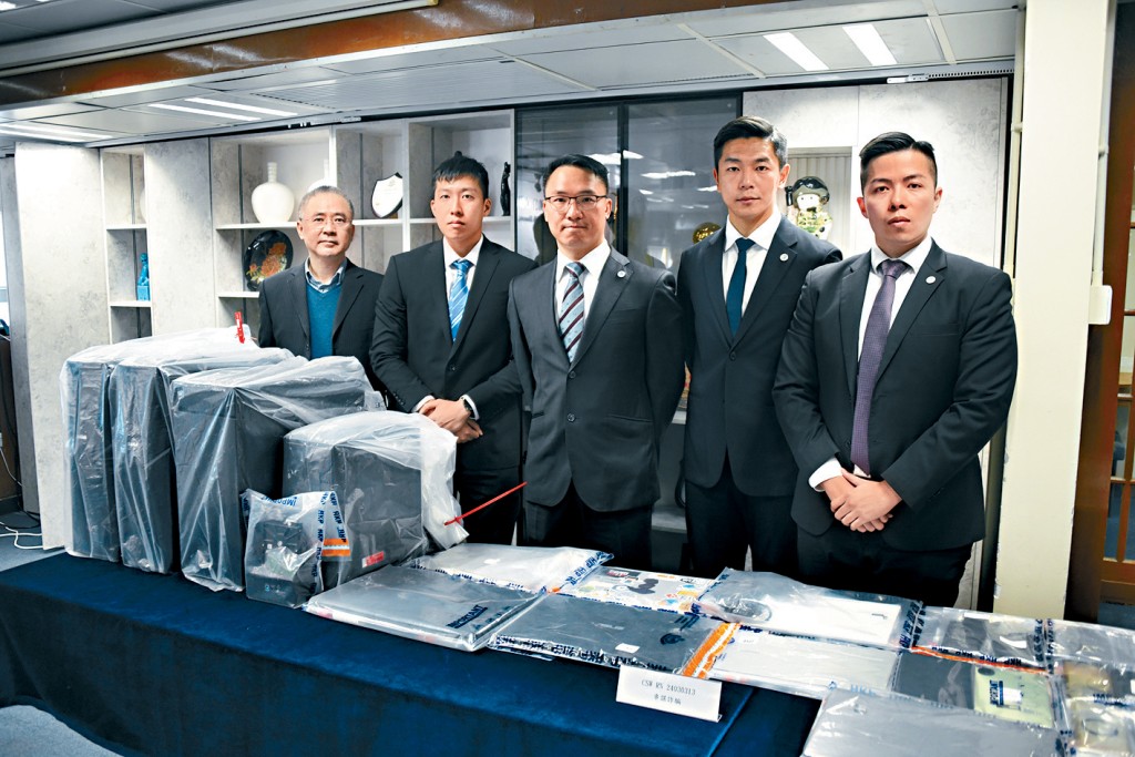 警方聯同創新科技署及職業訓練局人員交代詐騙政府「新型工業化及科技培訓計劃」（NITTP）資助案情。