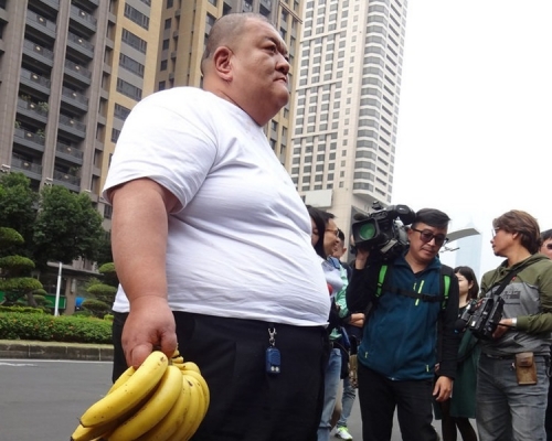 「髮蠟哥」不滿香蕉收購價格偏低,到高雄市政府掟蕉抗議。網圖
