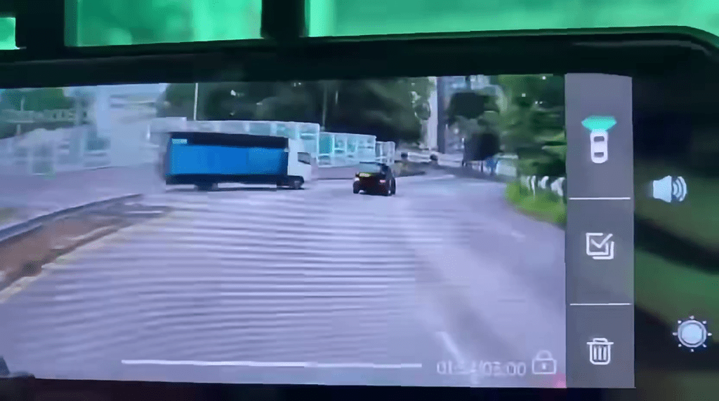 私家車沿迴旋處外圈行駛，貨車則沿象鼻山路高速駛入迴旋處。FB：Kitty Chau@車Cam L（香港群組）