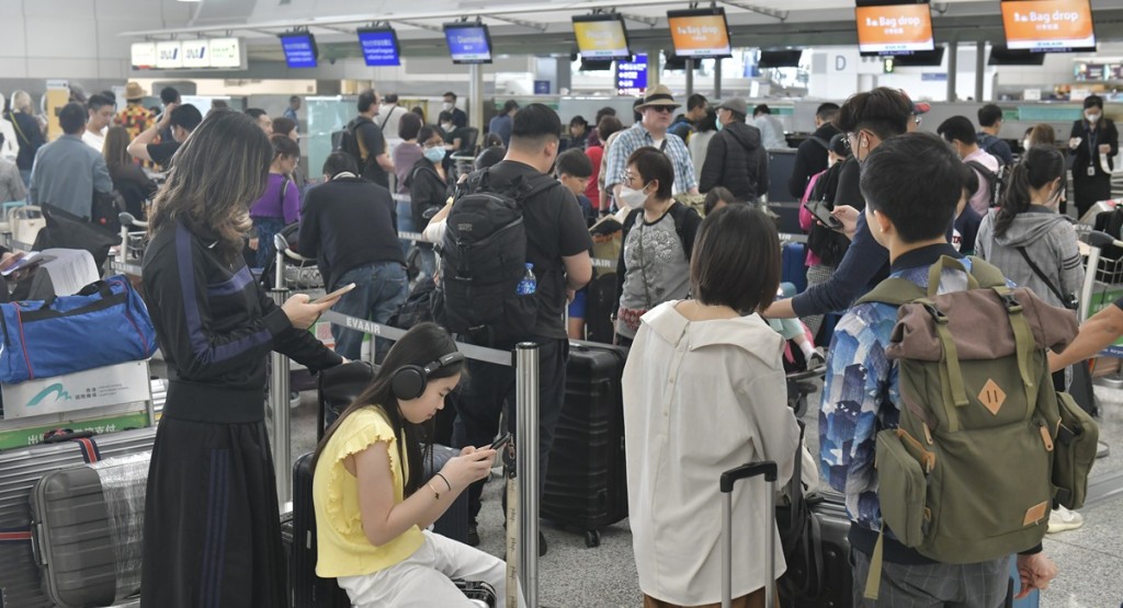 本港截至晚上9時錄得逾43萬人次出境。陳極彰攝