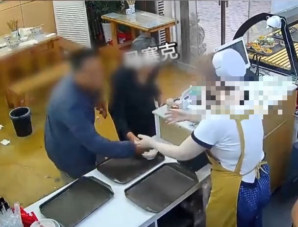 两名长者因要求退款被拒，情绪失控拿起水煮蛋猛砸向店主。搜狐千里眼