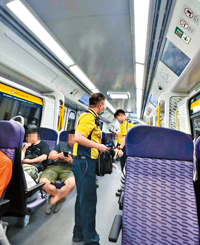 港鐵職員在東鐵綫頭等車廂查票。