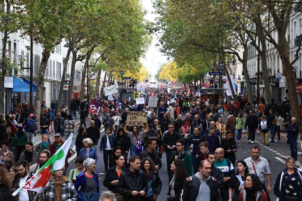 示威者聚集在法國巴黎舉行遊行，反對高昂的生活成本和氣候不作為。AP