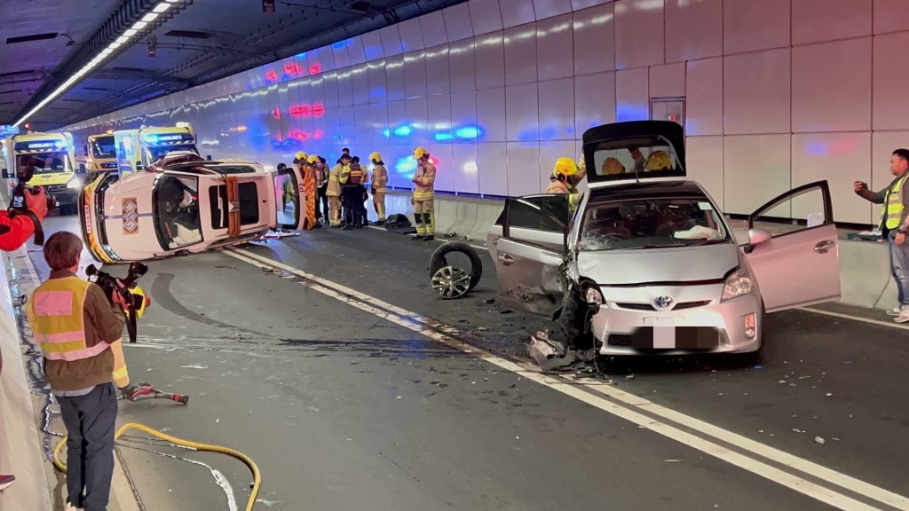 今日（12日）凌晨隧道公司工程车突然越过双白线，逆线行驶，与一辆迎面驶来收掣不及的私家车相撞。