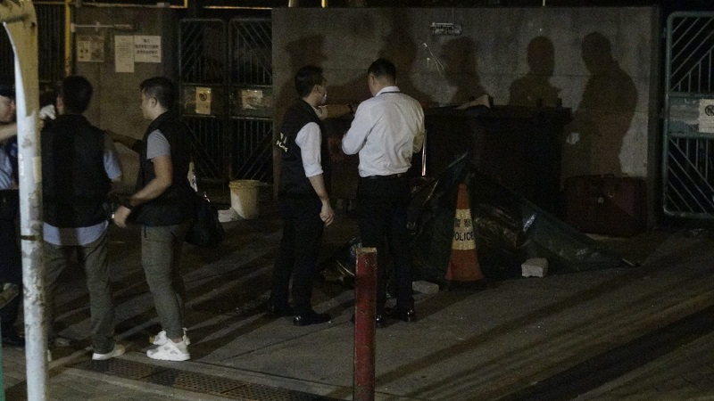 警方在現場搜集證據。