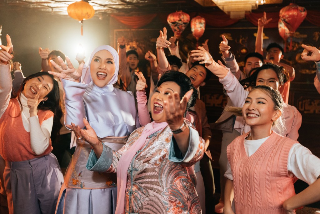 薛家燕与马来西亚国宝级天后茜拉贺年歌《有有有The Year Of YO!》大受欢迎。