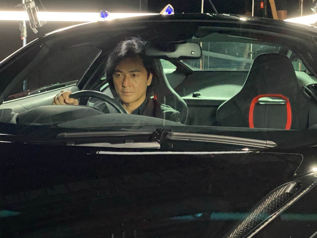 伊健仲要揸埋跑車。