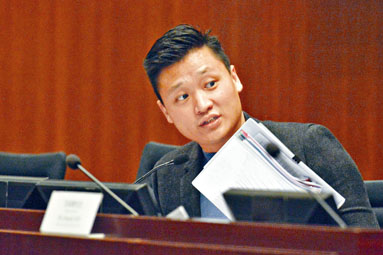 ■鄭泳舜表示，政府當局應檢視升降機維修保養行業培訓工作。