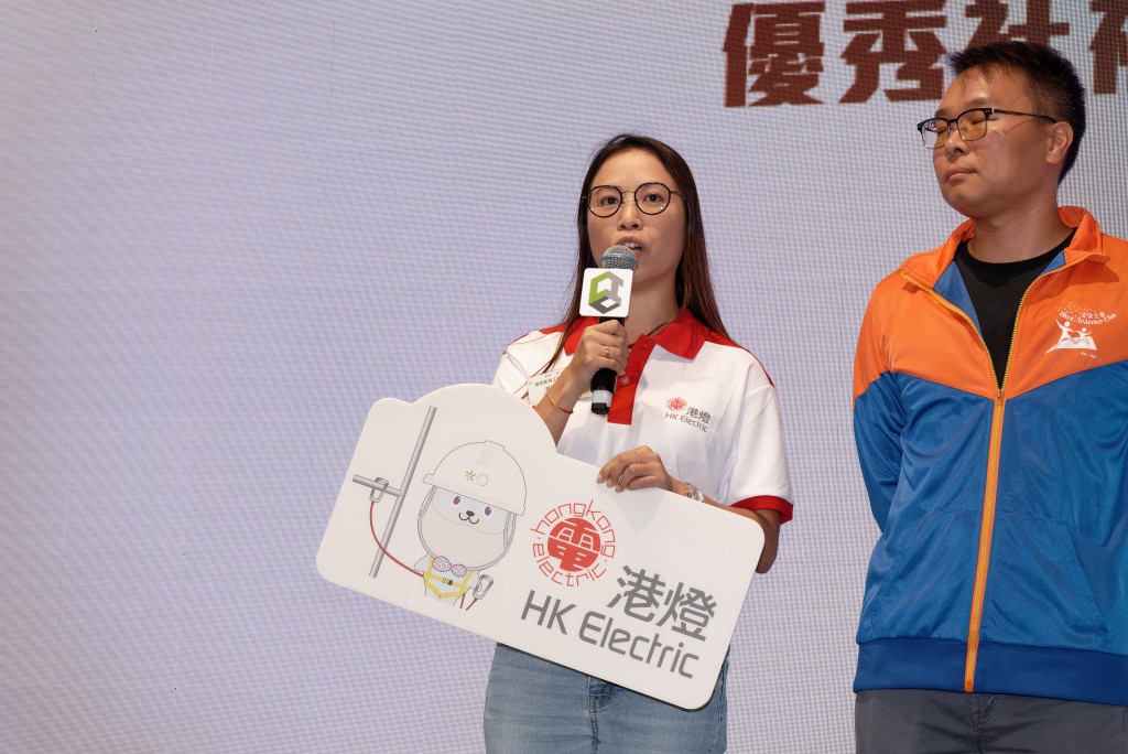 港燈工程建設科經理（安全、健康及環境）鄭麗琪（左）感謝與安徒生會協作推出「暖Love Love」行動，雙方互補不足，成就出1+1大於2的效能。