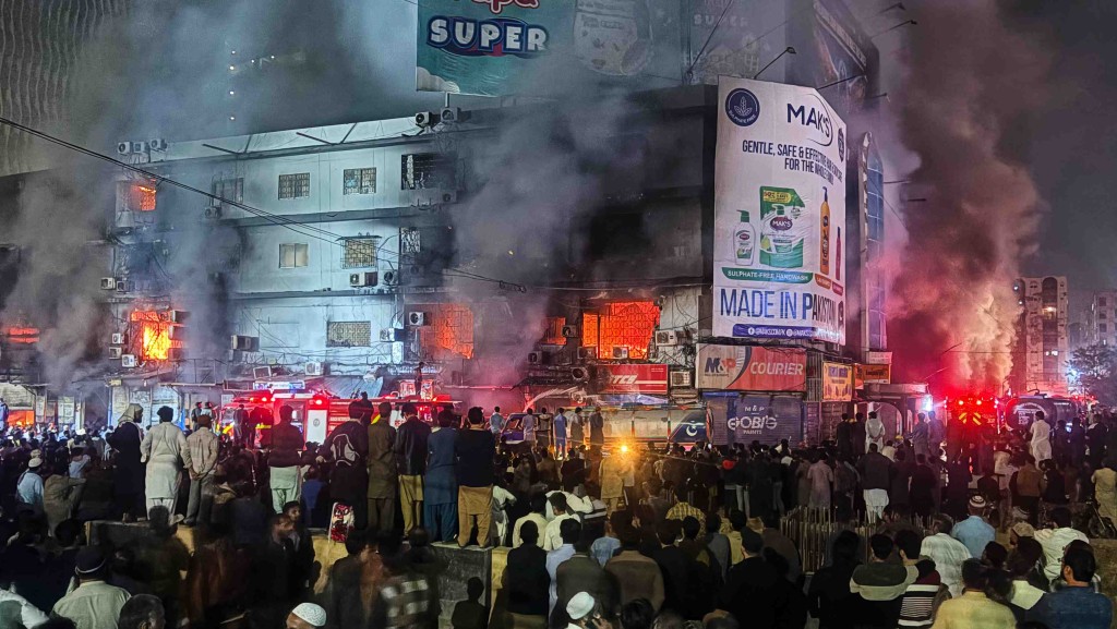 巴基斯坦卡拉奇商場大火至少3死18傷。美聯社