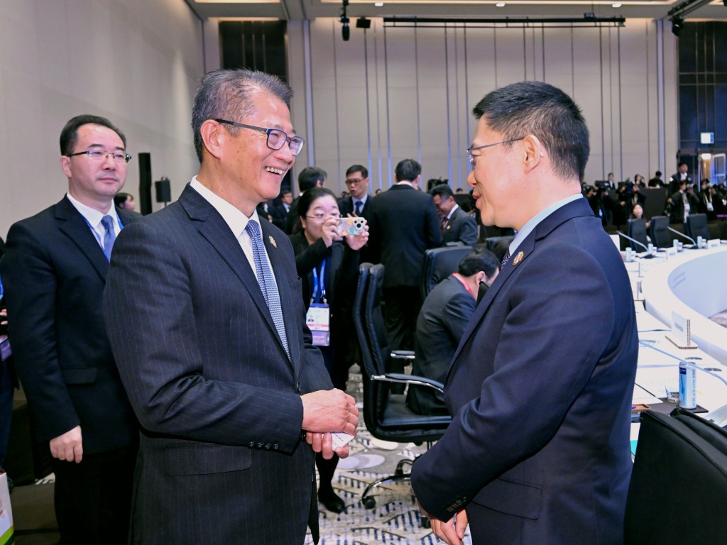 陳茂波在會議上與國家財政部副部長廖岷(右一)交談。政府新聞網 陳茂波在會議上與國家財政部副部長廖岷(右一)交談。政府新聞網