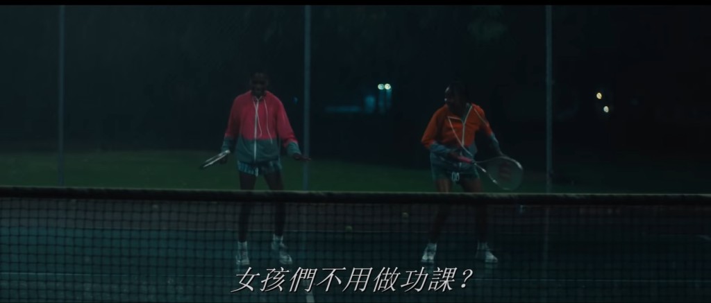 女兒們在練習網球。
