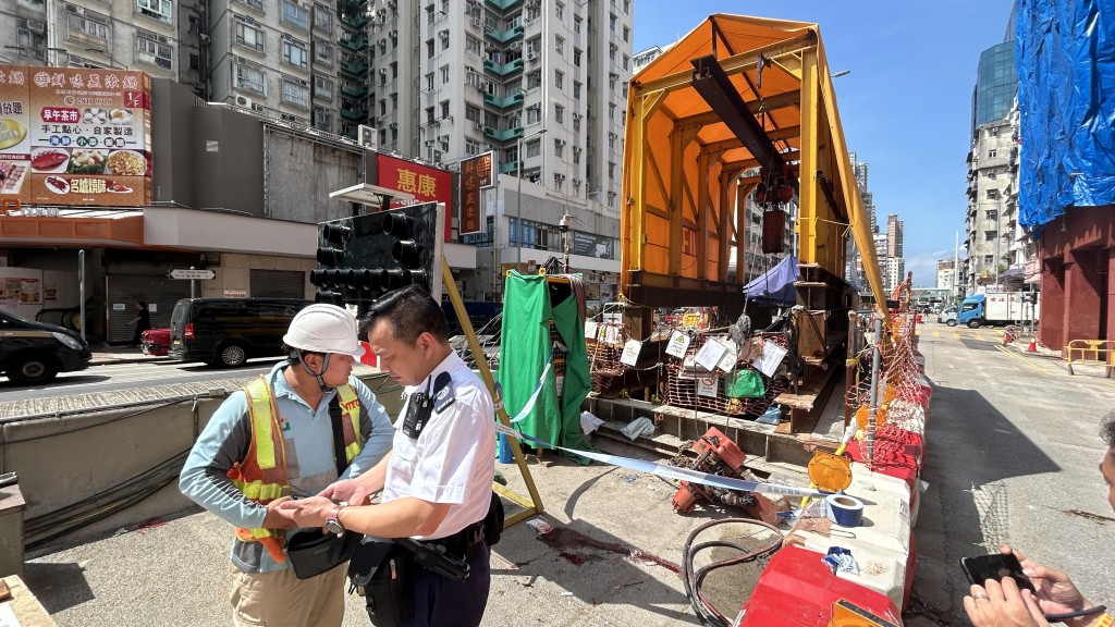 警員在現場調查。 警員在現場調查。