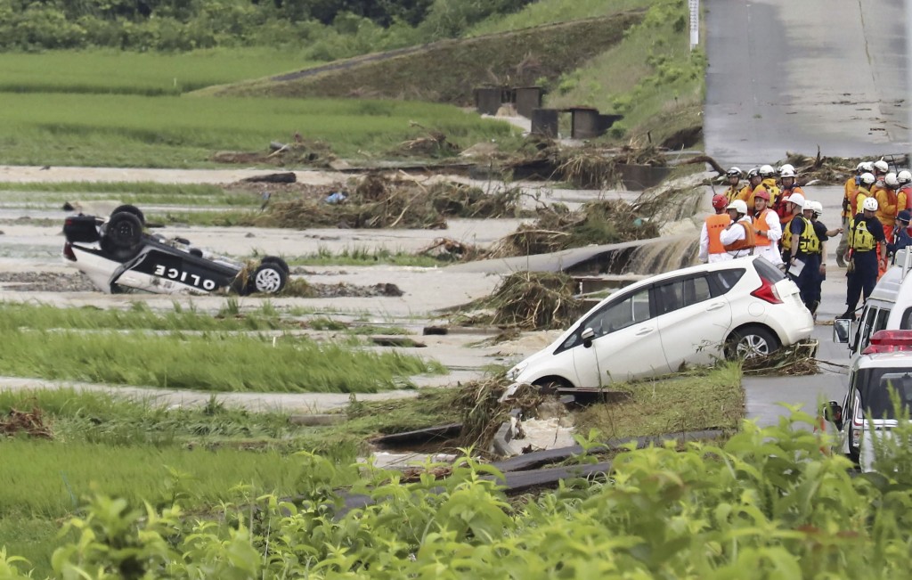 山形县新庄市有警车被大水冲翻。美联社