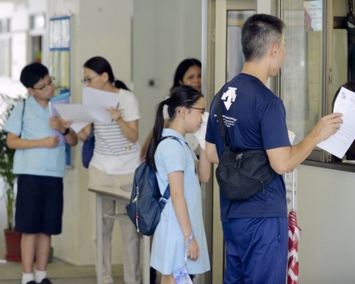 今年升中放榜後的「叩門」階段，各校都做足防疫措施。