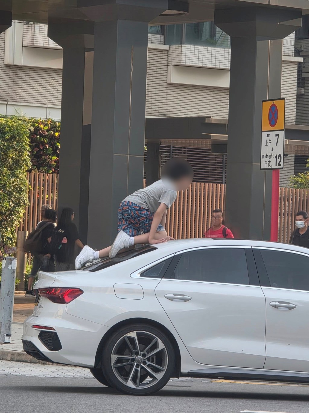 男童跪在玻璃上。FB:車cam L(香港群組) 男童跪在玻璃上。FB:車cam L(香港群組)