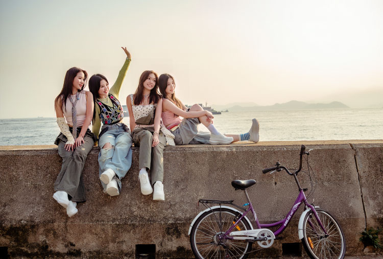 MV中四女踩單車、行街。