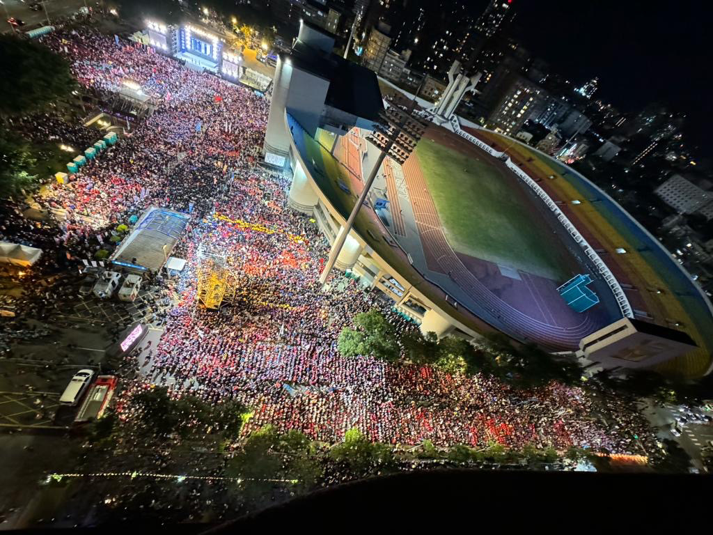国民党「侯康配」在新北板桥第一运动场前广场举办选前之夜，支持者挤爆现场。 侯竞办提供
