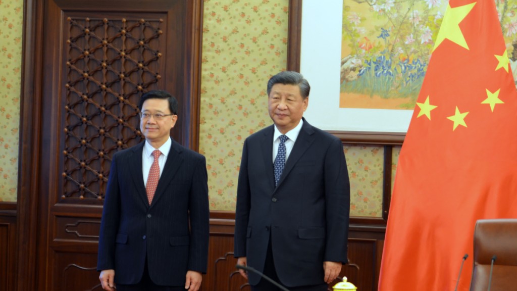 李家超2022年在北京向習近平述職。新華社