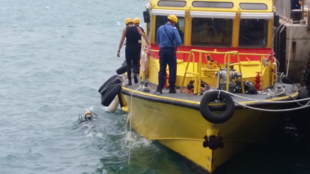 消防蛙人搜救至中午。