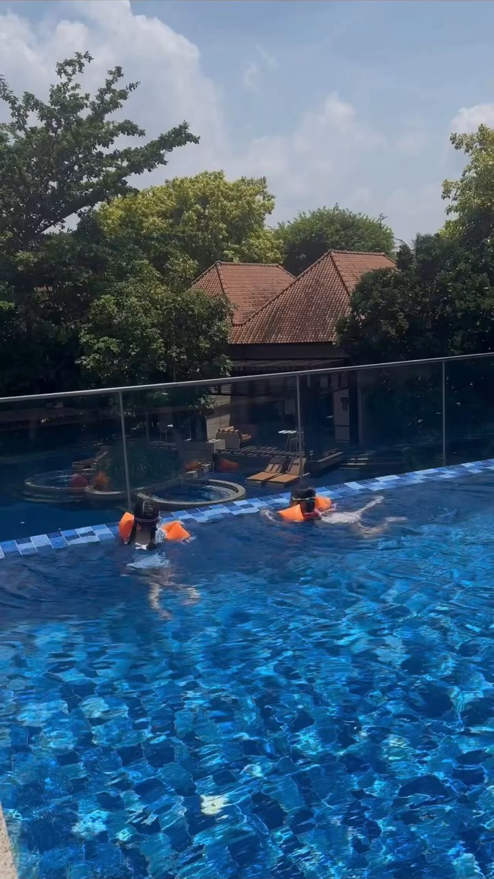 郭富城的囡囡在泳池中嬉水，享受悠閒的度假時光。