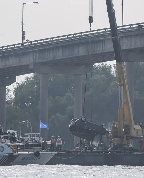 沥心沙大桥事故落水车辆被打捞出水。
