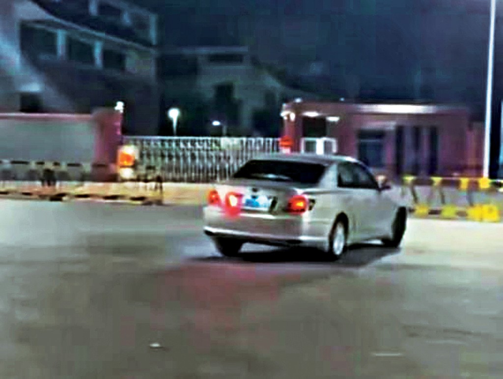 男子駕車在高考試場前飄移。