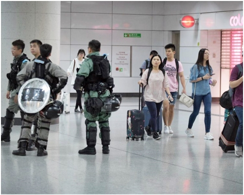 防暴警察在香港站內外戒備。