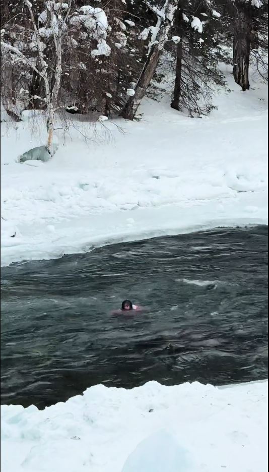 女子越过警戒线拍照在冰面滑入河中被冲走。抖音＠小橙子