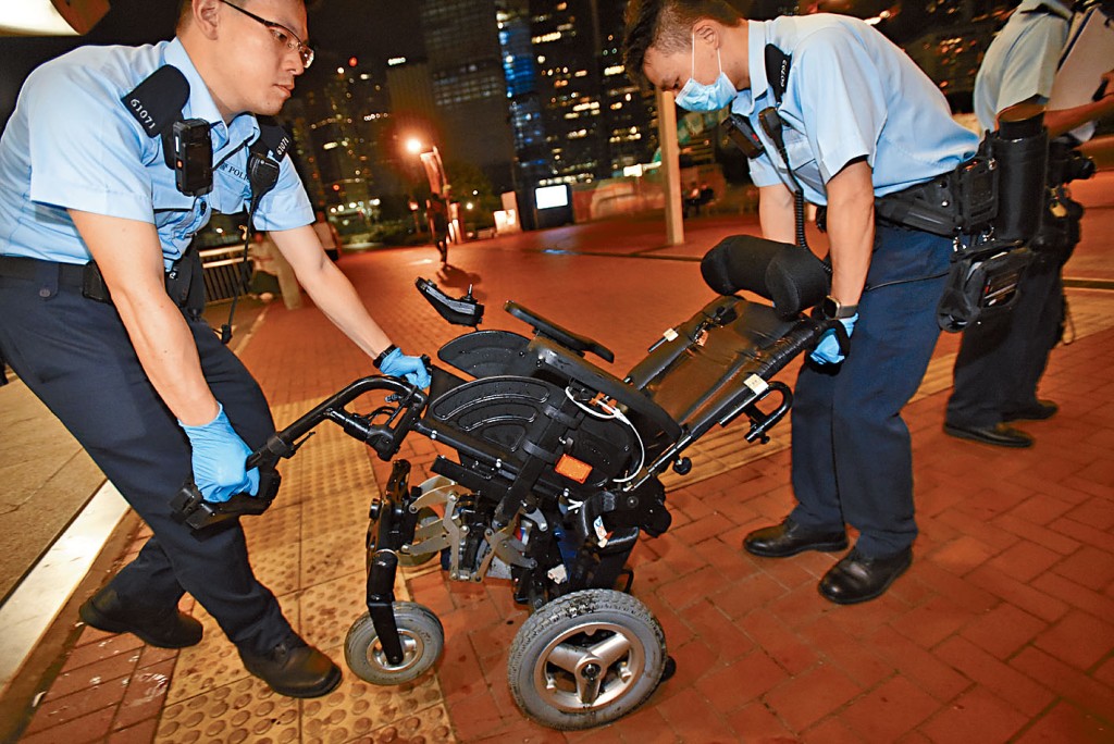 據悉女事主被救起時，被發現腰纏單車鏈與輪椅綁在一起。