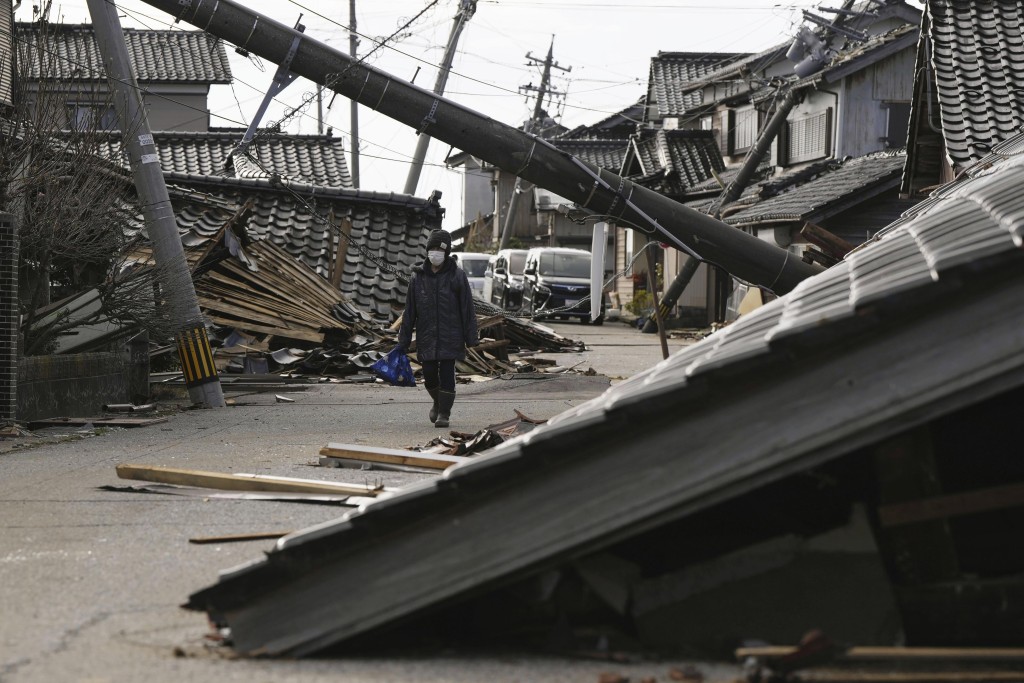 日本能登地震增至最少100人死。 AP