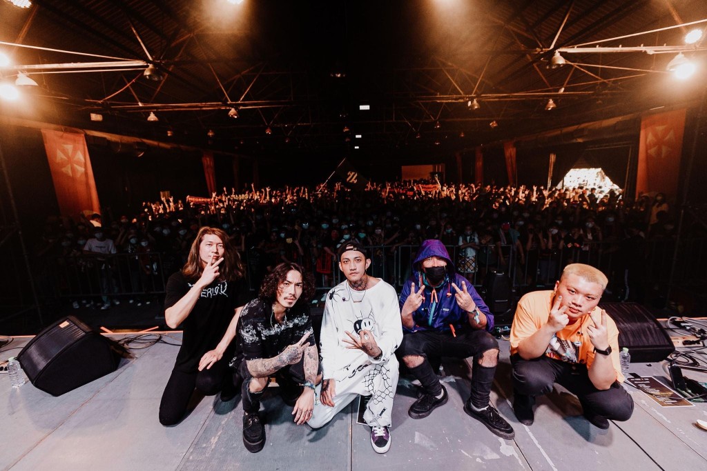 聲明指大港開唱謎路人演出結束後，小賀的狀況非常好。