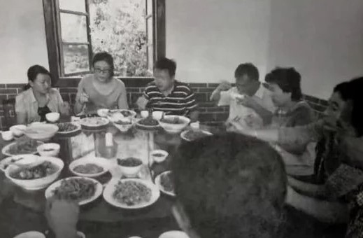 即将访问大陆的郑丽文，其陈年旧照近日被人“考古”。公众号“茶苑路拾贰号”