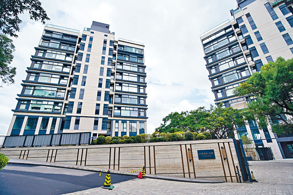 資本策略及豐泰地產持有的山頂道8號1個複式單位，昨日以4.1億易手。