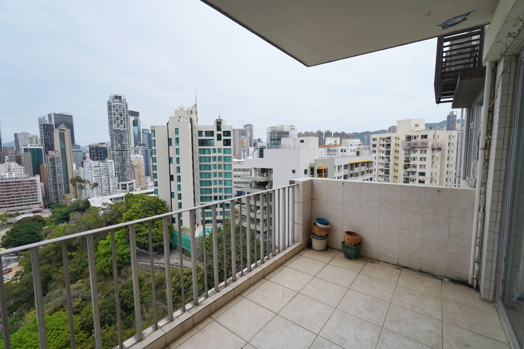 露台望開揚跑馬地市景，旁邊種有不少翠綠。