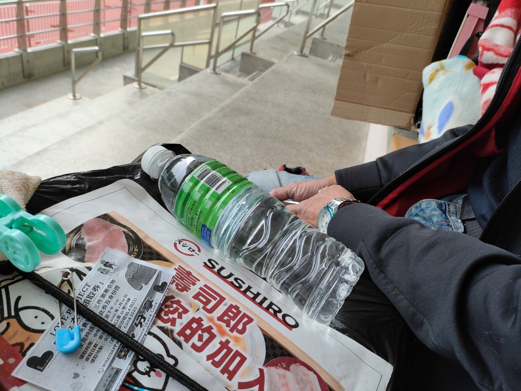 一支水一張飯券,已是明哥全日維持的生活食糧。(莫家文攝)