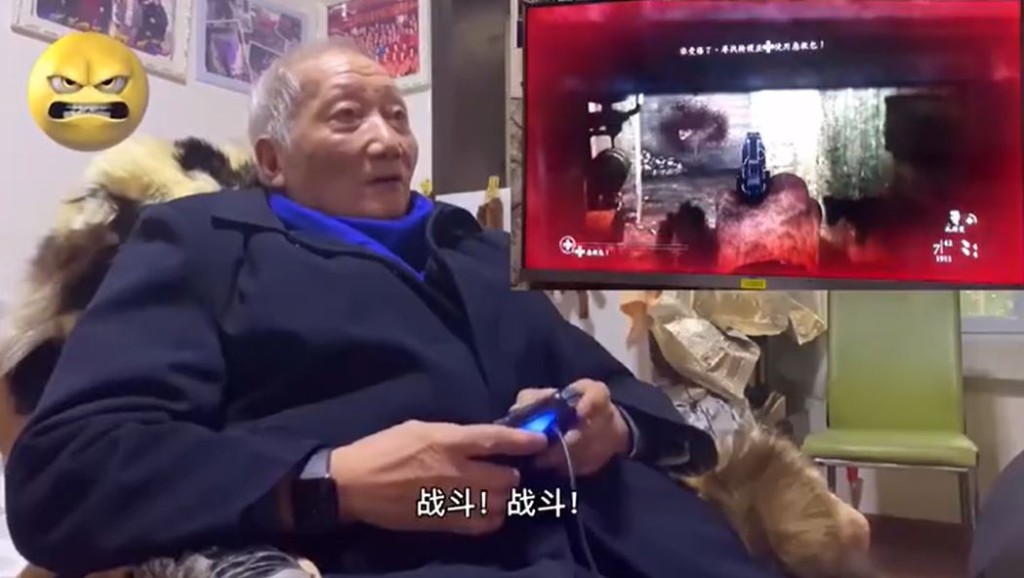  楊炳林退休後迷上打機，每日最少玩3小時，認為有助健康長壽。微博