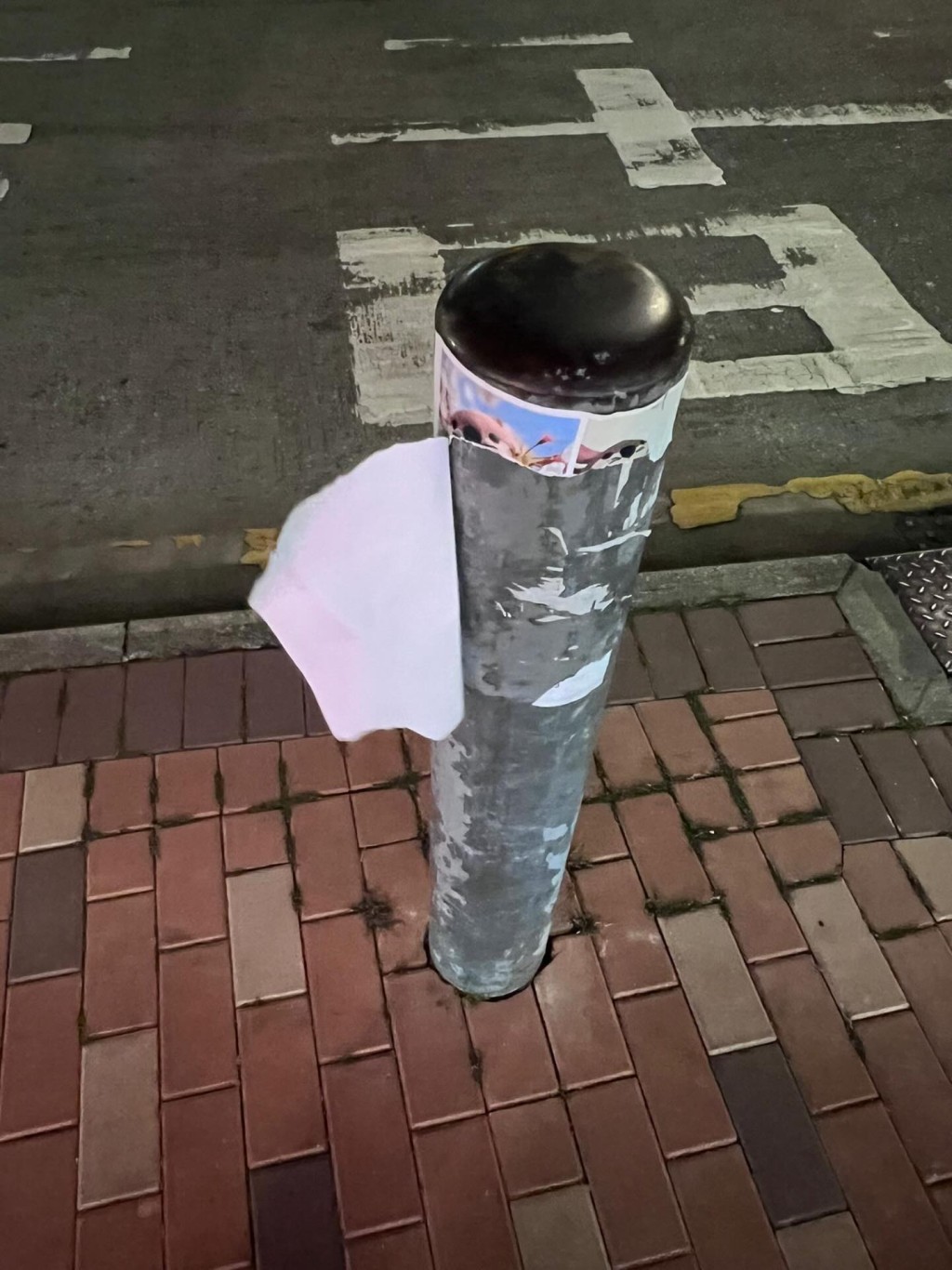 尋失物的街招，卻持續遭到撕毁遭撕毀。（mysisntuentuen@Threads））