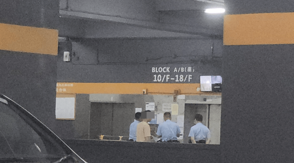警員在工廈範圍調查期間，一名男子趕來，並隨警員上工廈單位。
