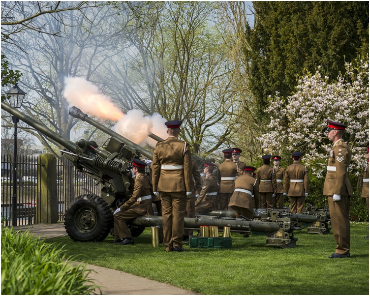 当局按传统鸣放62响礼炮庆祝女皇生辰。 AP 