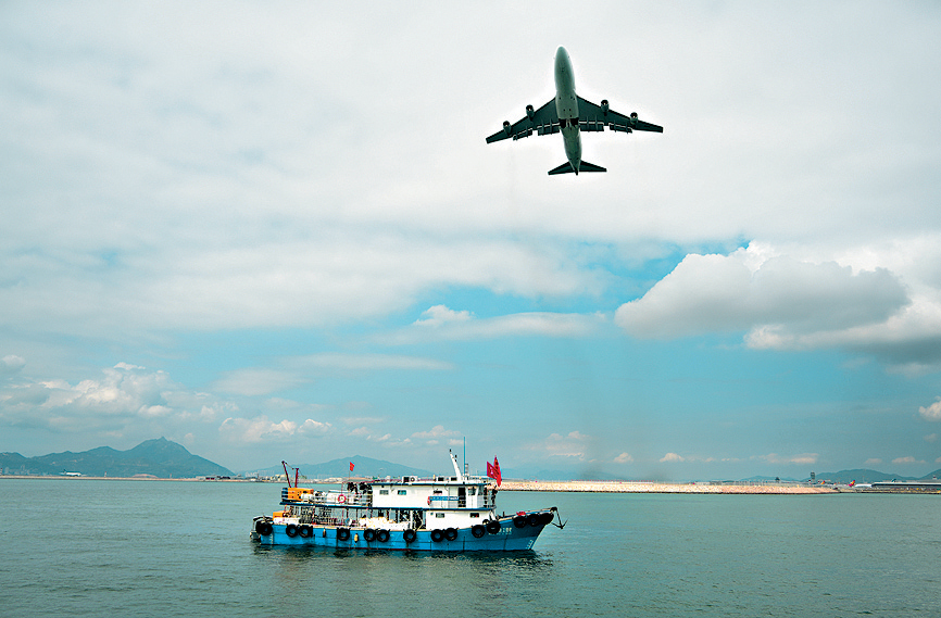 機管局於上周五「全國放魚日」,在機場跑道以西的海事禁區位置投放共6萬條幼魚。