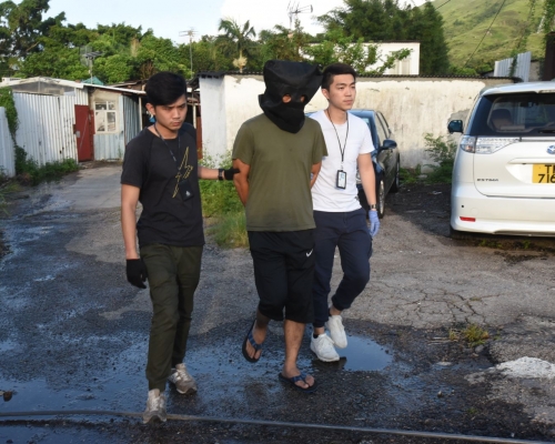 警方拘捕一名男子。徐裕民攝