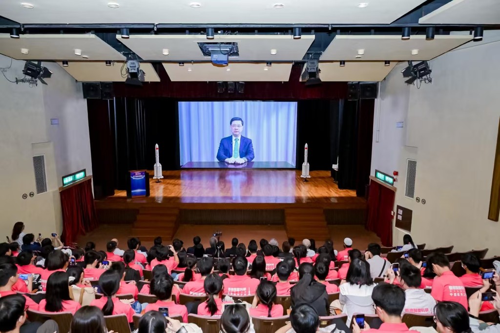 行政長官李家超視頻致辭期望航天科技考察團學生傳承航天人員堅毅奮鬥,勉勵將來為國家和香港的科研貢獻。 行政長官李家超視頻致辭期望航天科技考察團學生傳承航天人員堅毅奮鬥,勉勵將來為國家和香港的科研貢獻。