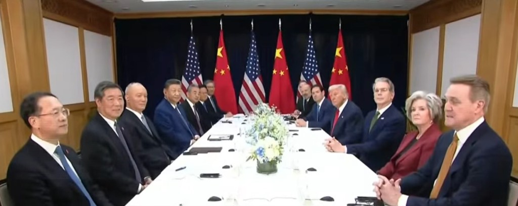 習近平與特朗普會晤,就中美關係及雙方共同關心的問題交換意見。 美聯社 習近平與特朗普會晤,就中美關係及雙方共同關心的問題交換意見。 美聯社