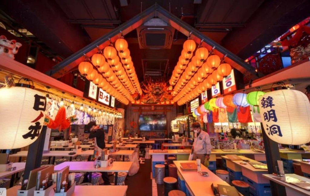 龙乃都饮食街可容纳约1,000人一起用膳，是新宿最大型的美食街。