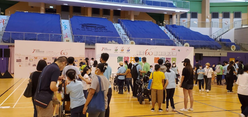 香港教育大学义工队预备了多个游戏摊位，以伤健共融为题，同学们都玩得很开心。公关图片