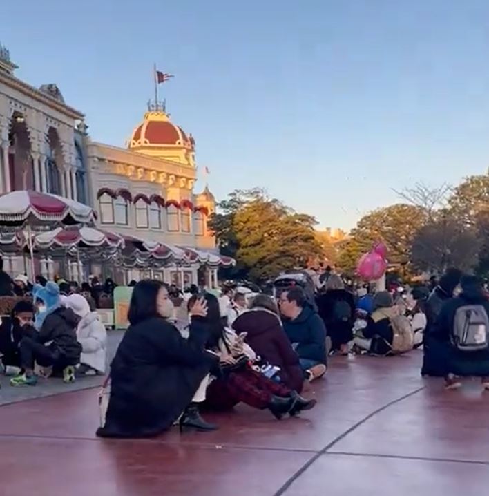 地震一刻，东京迪士尼游客纷纷蹲在地上。(平台X)