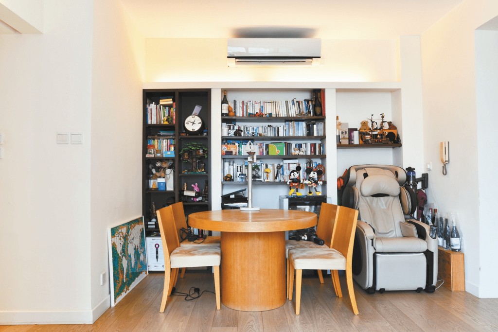 飯廳旁有組合層架，屋主可擺放多件收納品。