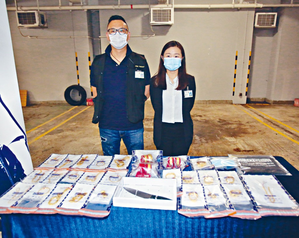 警方展示起回的金飾及利刀。