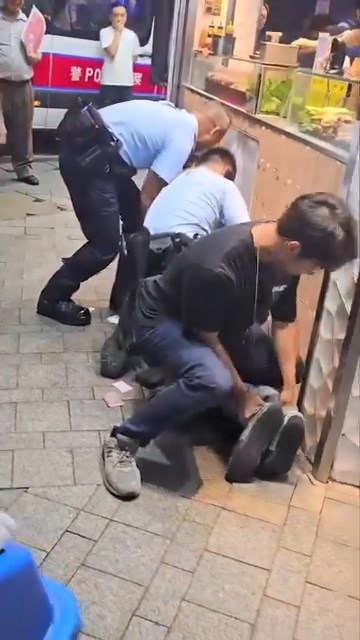 4名警員合力將男子制服,按在地上。網上片段截圖 4名警員合力將男子制服,按在地上。網上片段截圖